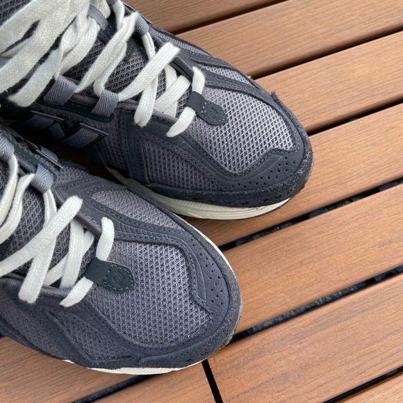 WORN TWICE New Balance 1906 Gray and Black Sneakers Amazing Condition - Picture 3 of 10